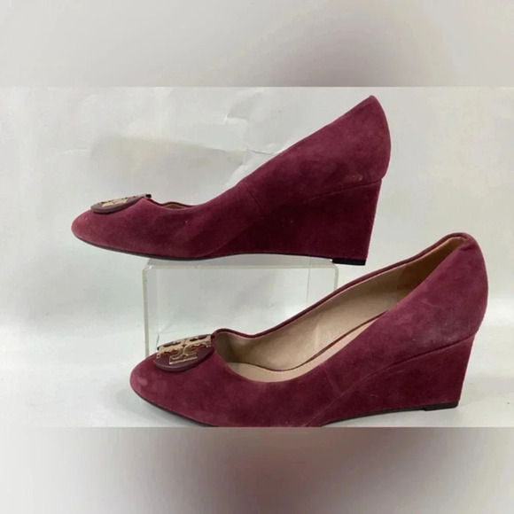 TORY BURCH LUNA‎ EMBELLISHED SUEDE MEDALLION WEDGE HEEL PUMPS SZ 7M - Picture 6 of 6